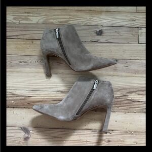 Vince Camuto Boots Womens 8.5M Gigietta Ankle Bootie Beige Suede‎ Pointed Heels